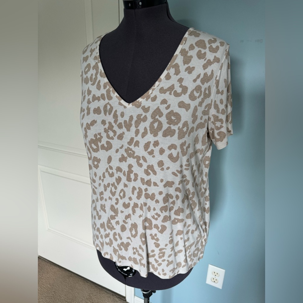 Old Navy Luxe V-neck Leopard tee